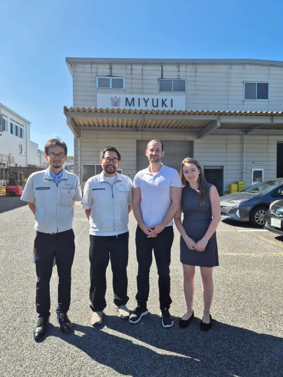 Los fundadores de Koss Design con el equipo de MIYUKI en Japón