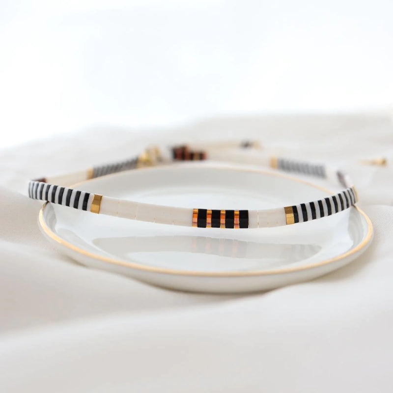 Nina - collier en perles Miyuki porté