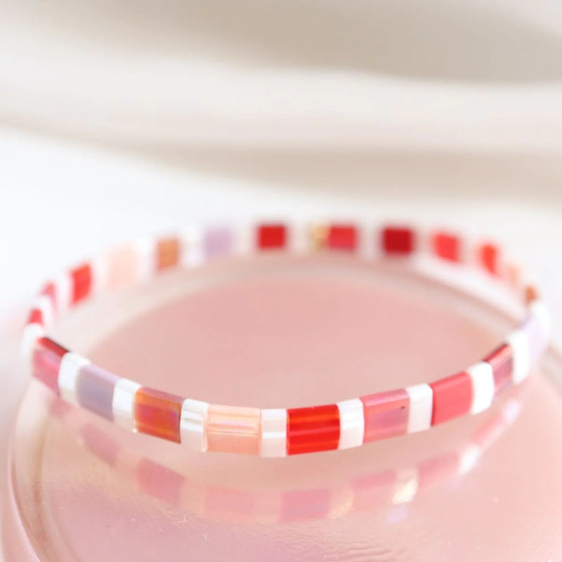 Cerise - bracelet en perles Miyuki porté au poignet