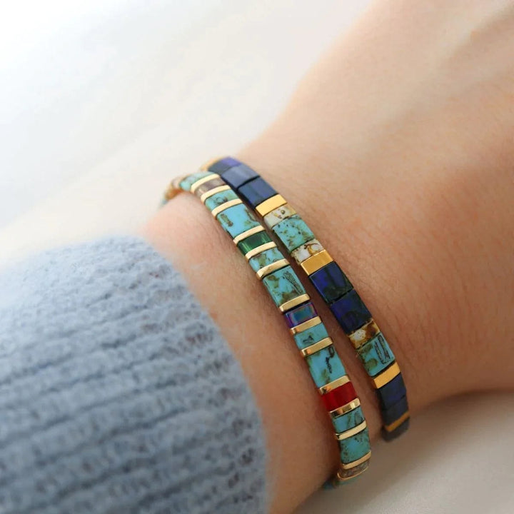 Ensemble Lou (Boucles d'oreilles, collier et parure) - boucles d'oreilles en perles Miyuki portées