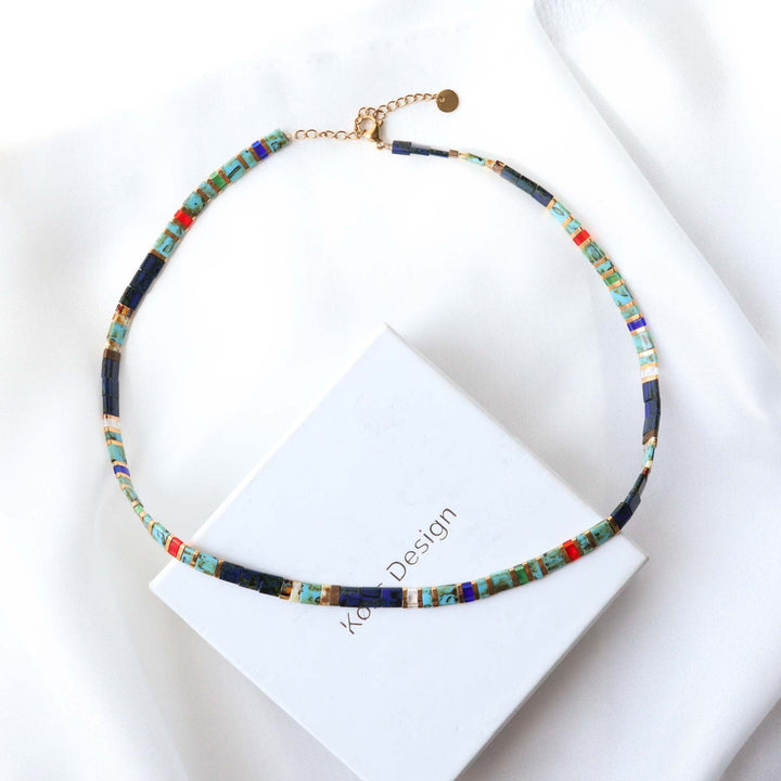 Ensemble Lou (Boucles d'oreilles, collier et parure) - détail des couleurs et motifs en perles Miyuki Tila